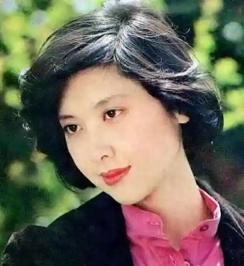 这张朱琳好时尚,很少有的造型!