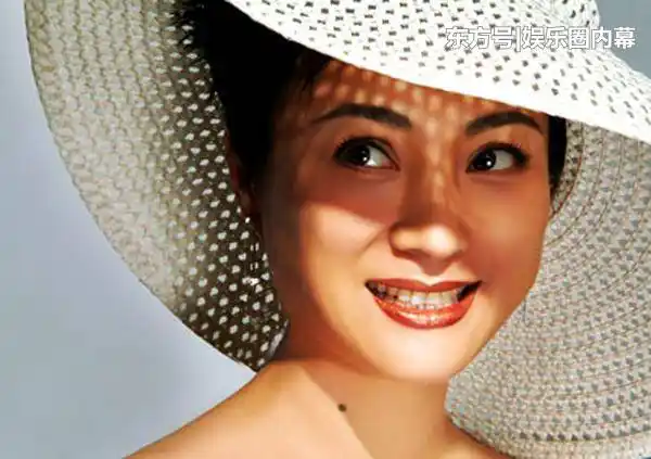 连续3年上春晚2次婚姻都嫁外国人配上外国人基因儿子洋气