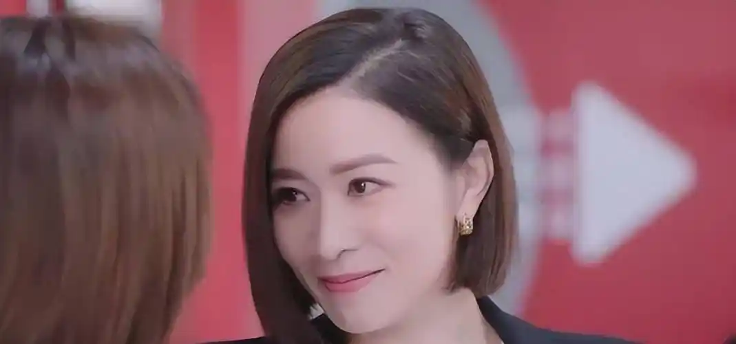 《新闻女王》出圈理由:佘诗曼的演技,高海宁的衣品,李施嬅的脸_剧中