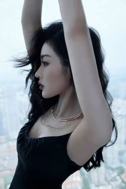 张天爱穿黑色吊带裙大秀好身材!肤白貌美大长腿性感撩人