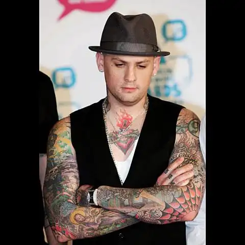 tool: benji madden 纹身和马甲不搭配.请换成rock风格的tee!谢谢!