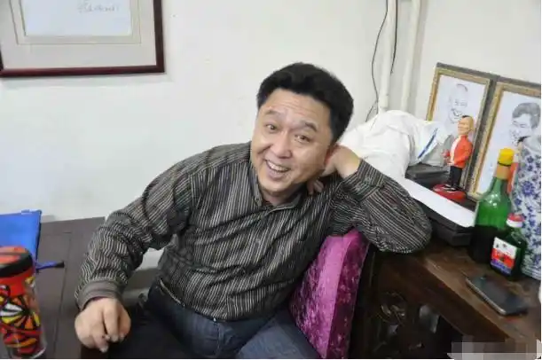 于谦斩获国际影帝,身着大褂出席颁奖典礼,高情商展露无疑