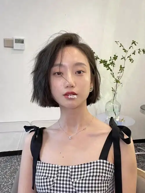 女生短发玉米烫