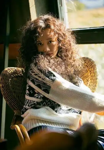 王鸥个性爆炸头发型室内阳光下复古慵懒写真