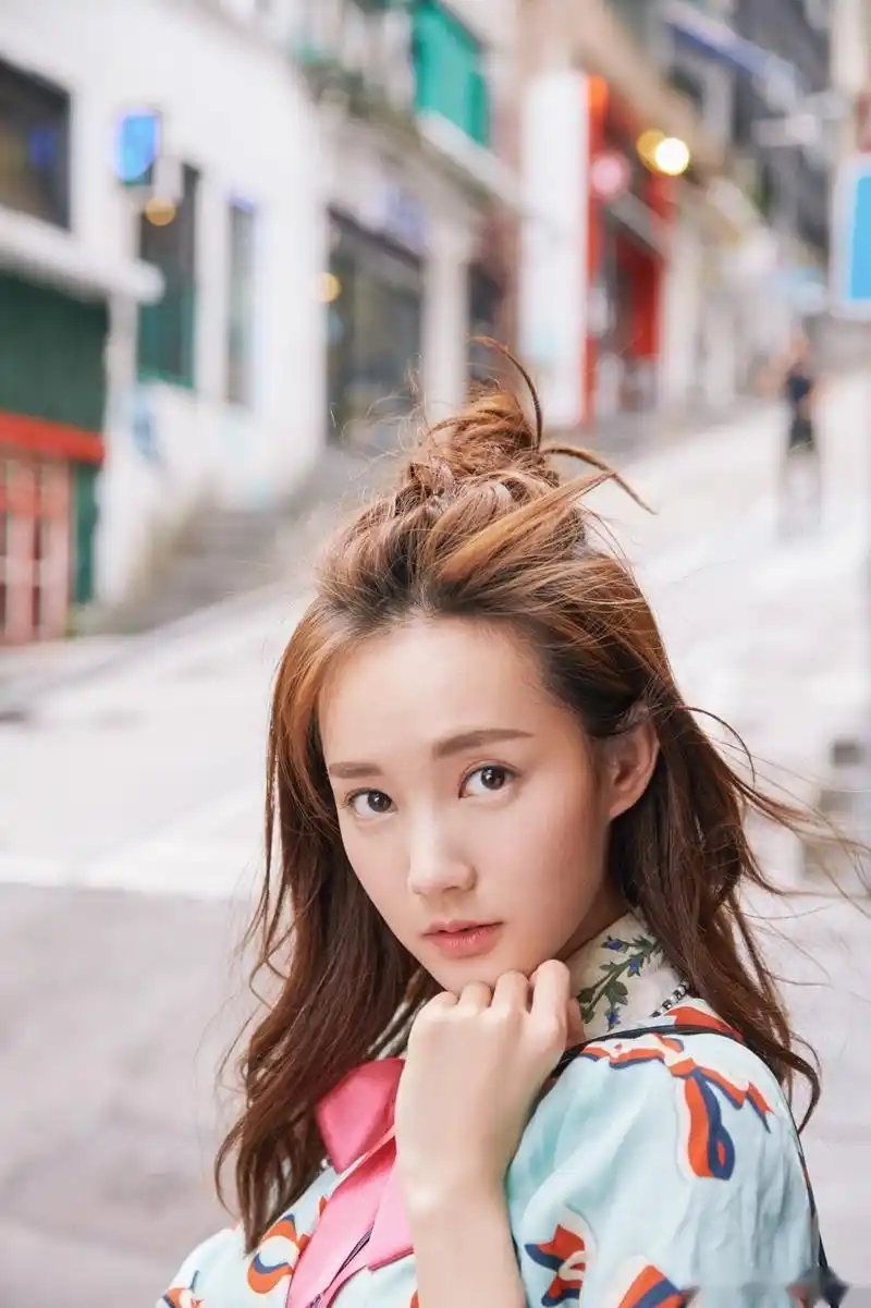 李一桐身穿gucci花衬衣搭配gucci个性印花牛仔短裙,随意扎起的半丸子