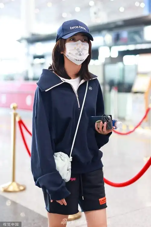 05 09:09:12 1 / 4 新浪娱乐讯 2021年9月4日,北京,梁洁现身机场,她穿