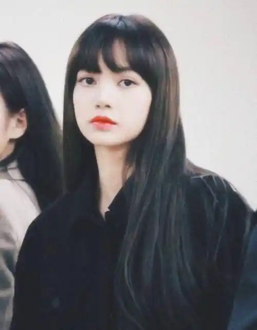 lisa新发型,甜蜜的真人版洋娃娃染成黑发后更优雅,说她18我都信