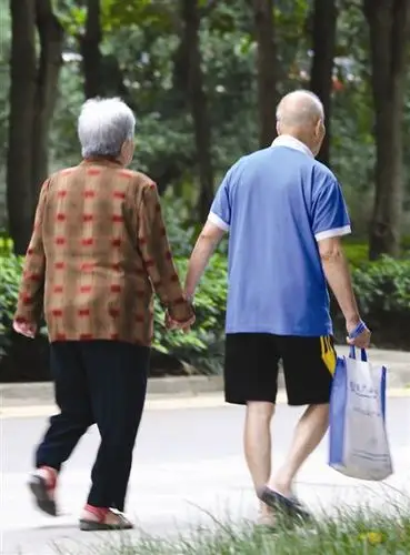 【荐诗】我们老了,死在一起(原创,石皮)