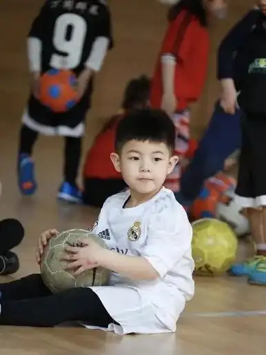 "星二代"都上哪些学校?学费昂贵动不动几十万起步,有钱也难进