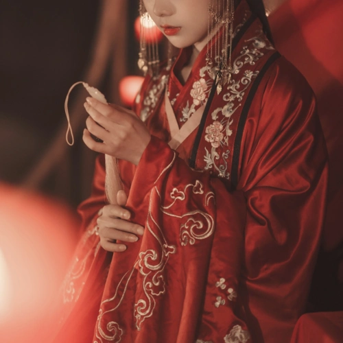 8月21日 9:24   关注  红衣美人 古风美人 古风自截 红嫁衣 评论