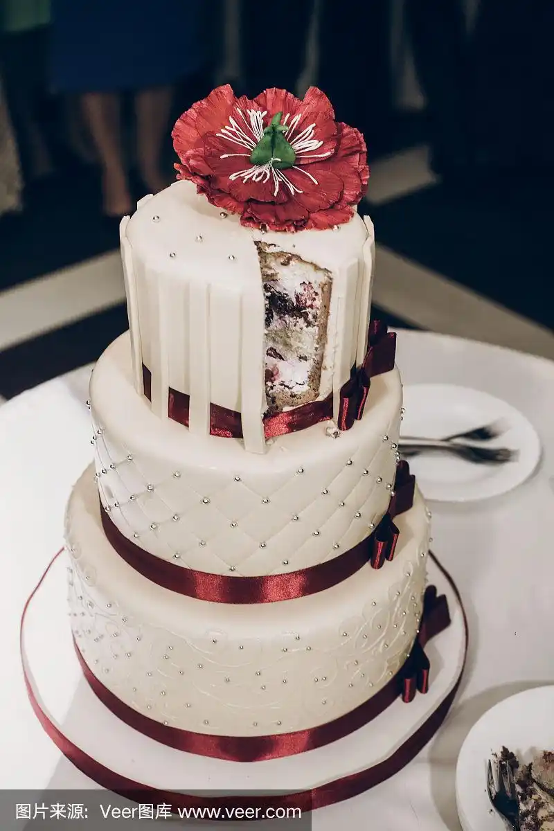 餐厅婚宴上的珍珠红花大蛋糕.豪华餐饮