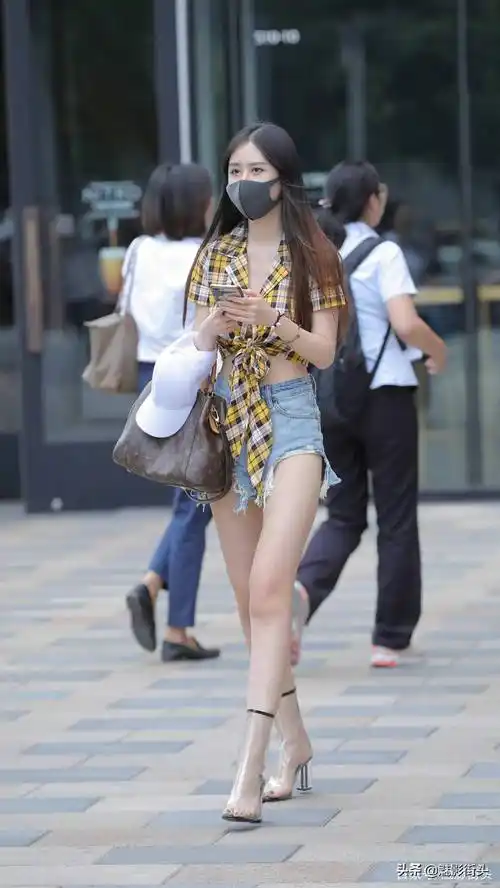 牛仔短裤搭配三伏天穿牛仔短裤