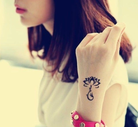 漂亮女生手腕上号看的莲花图腾莲花纹身手腕纹身
