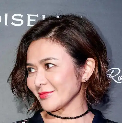 56岁关之琳学年轻人嘟嘴卖萌脸颊怪异玻尿酸打多了吧