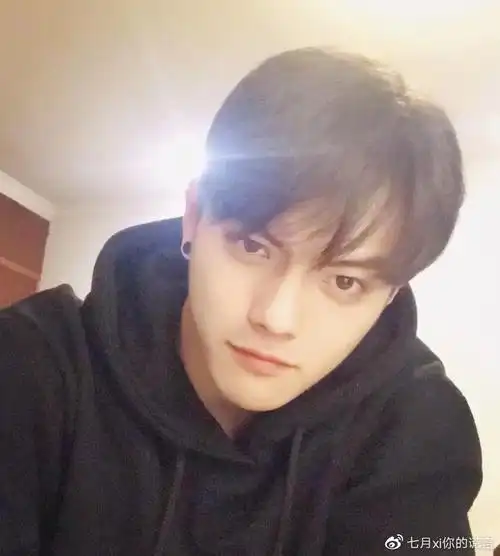 许凯大学旧照曝光截图放大看清五官长相有无整容很显然