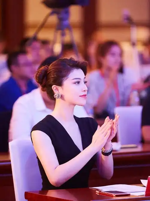 葛天一袭黑裙出席活动 明眸皓齿笑容迷人