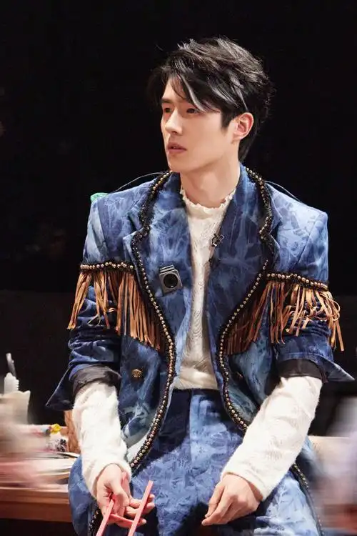 刘昊然流苏外套高清剧照##刘昊然银色挑染高清剧照