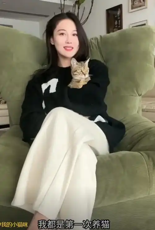 原创张馨予晒生活照何捷留长头发侧脸超帅女儿已健康成长