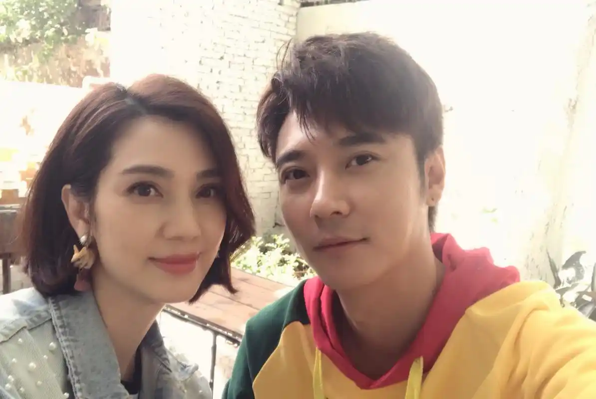 洪欣和张丹峰的生活照曝光:两人的眼神还是很有爱的!