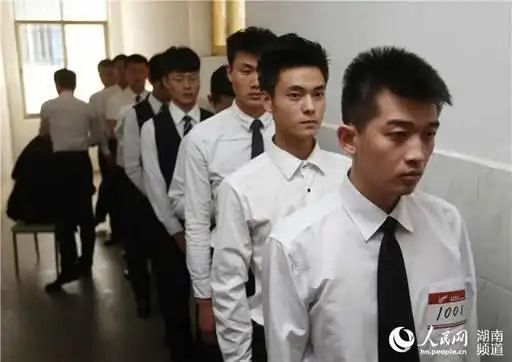 排队等待面试的"空少".