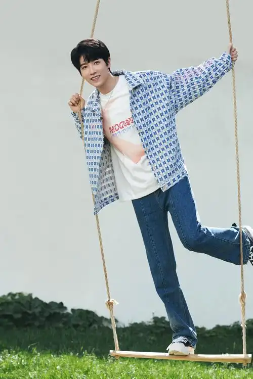 贾征宇小清新牛仔风写真曝光 少年感十足心动百分百