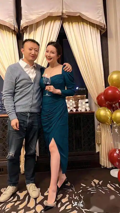 上海前smg美女主播赵小姐过44岁生日和老公秀爱合影主持人