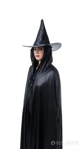 在黑色可怕的女巫万圣节服装的肖像站在白色背景的帽子与修剪路径隔离