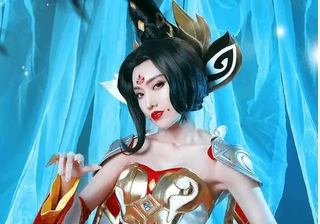 王者武则天cos妆容到位眼神霸气比游戏当中更加惊艳