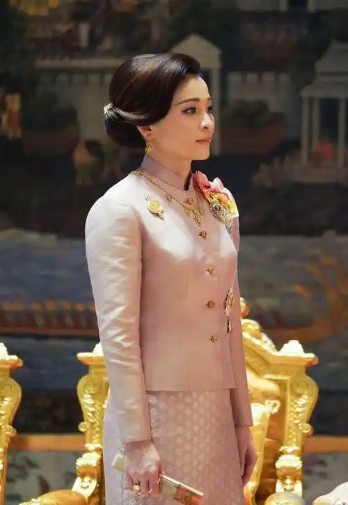 精致的苏提达王后,估计每次亮相,从发型到服饰,都要花费好长时间去