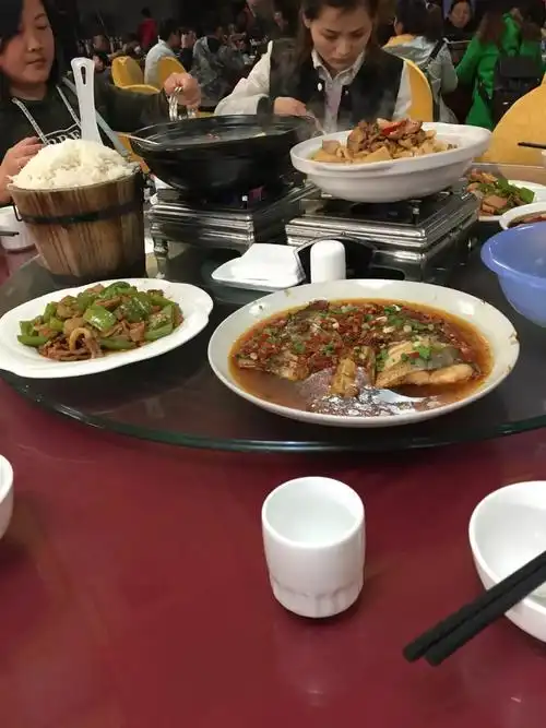 晚上吃饭,吃完饭还有一场晚会要参加,就在黄龙洞那边,湖南菜.辣吧