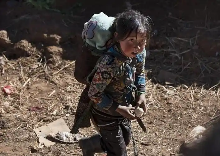 张曙光大凉山布拖彝族儿童侧记大眼睛的等候14p