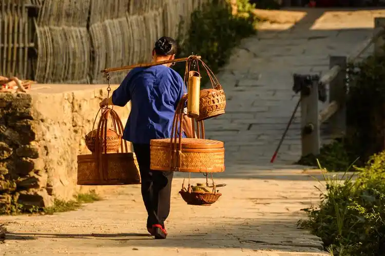 挑担的村妇 - 等大雨过了天儿那个青 - 图虫