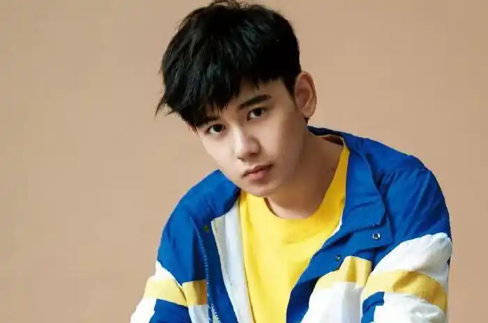 睡在电影院的男人:在这样的背景下,胡先煦等主演的《二哥来了怎么办