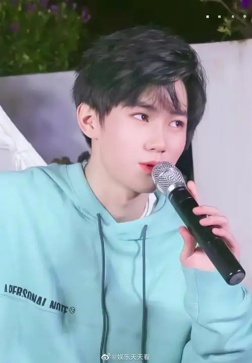 张真源双喉结小合集属于男孩子的性感