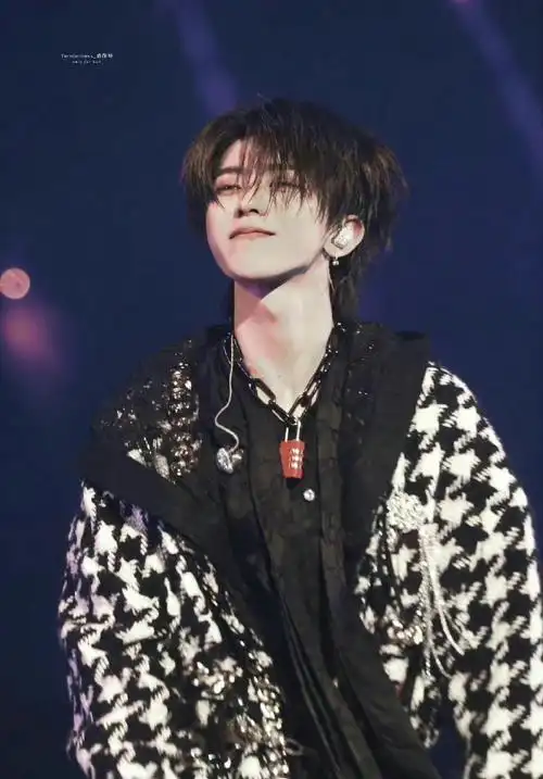 蔡徐坤冬至分享蓝玫瑰##蔡徐坤嘿冬至快乐