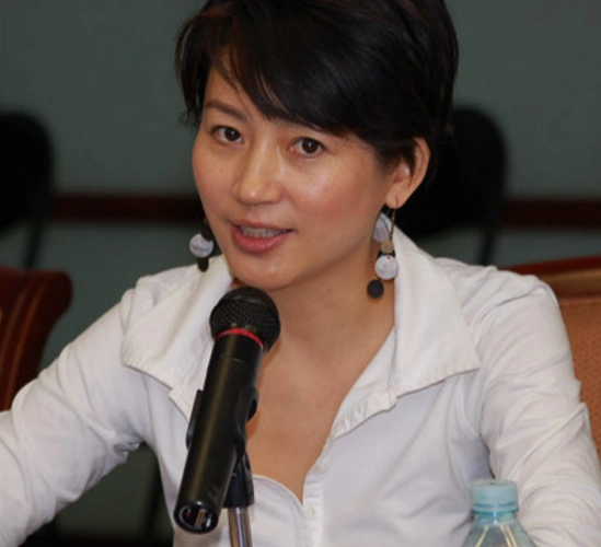 51岁王小丫生活近照:主持风格清新脱俗,虽然容颜不再依旧有气质