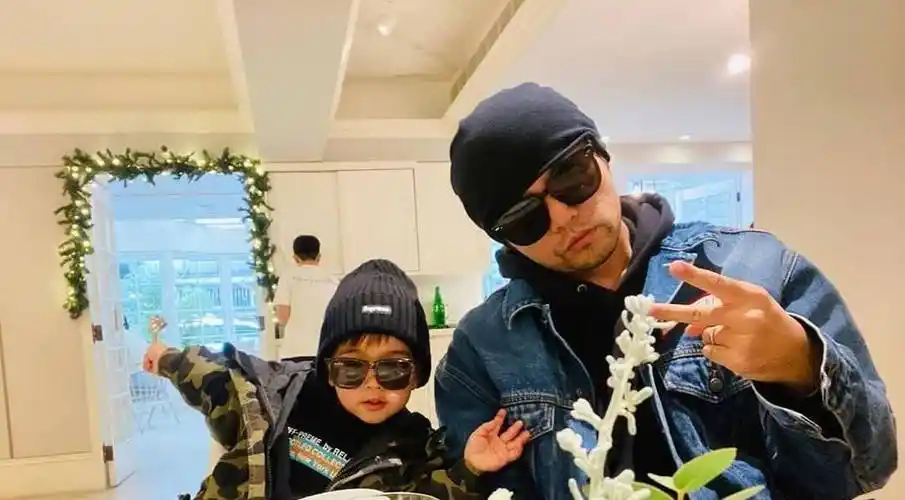 周杰伦带着儿子走在草坪,昆凌晒出儿子正脸照,无处置的手很可爱