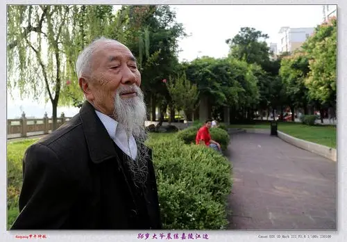 6点起床到嘉陵江边准备拍日出,在滨江公园和红电大坝桥头,碰见几位