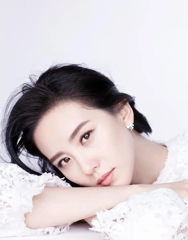 31岁刘诗诗超短发搭配黑色连衣裙,气质超群,这样的穿搭造型亮了