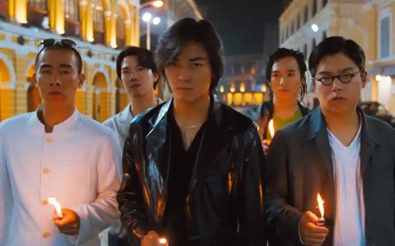 《古惑仔2之猛龙过江》片尾曲:《热血燃烧》- 郑伊健,陈小春