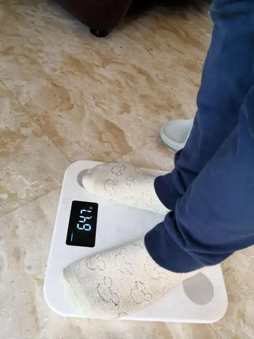 我又称了下我的体重,是64.7斤,爸爸说大概32.5千克.