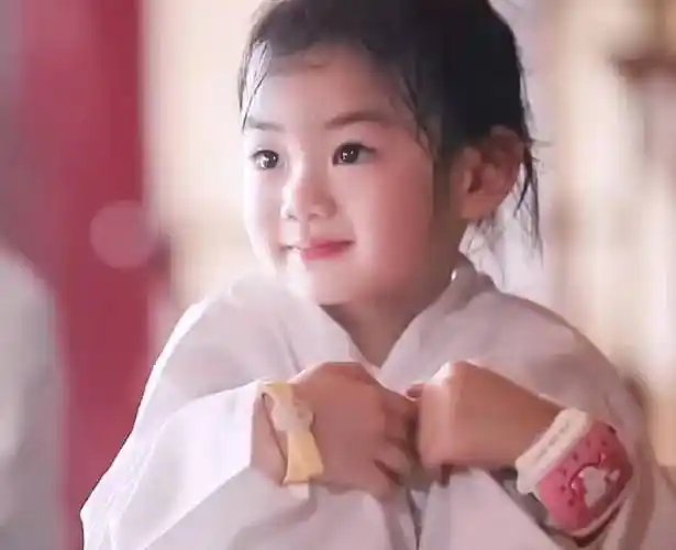 戚薇李承铉女儿lucky谐音"李love戚"不算什么,曾用名才是一绝_lucky