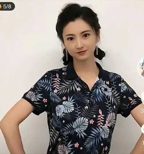 依然乐此不疲地在社交平台持续上传她仿佛取之不尽用之不竭的"丑衣服"