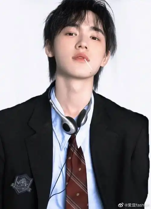 宋亚轩超话#宋亚轩美式证件照#哇塞,一大早就被帅晕了,轩轩这张脸真的