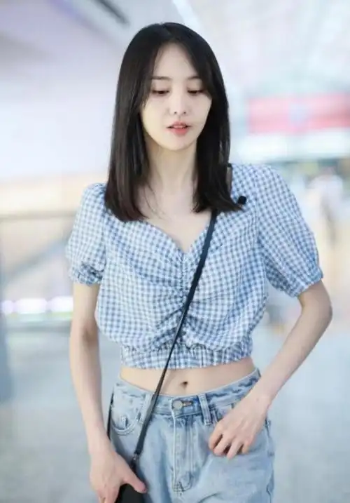 女明星身材真不是吹的郑爽穿格纹小衫秀纤细腰线曲线感好迷人