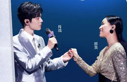 歌手那英和肖战几度同台,用甜美的歌声感动观众