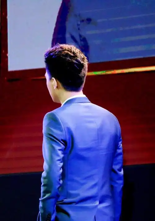 心宽似海 两肩如铁 靳哥哥的背影好有安全感