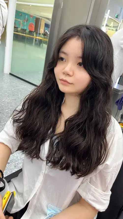 圆脸女孩也适合烫的卷发.很适合适合发量少,脸大的女生