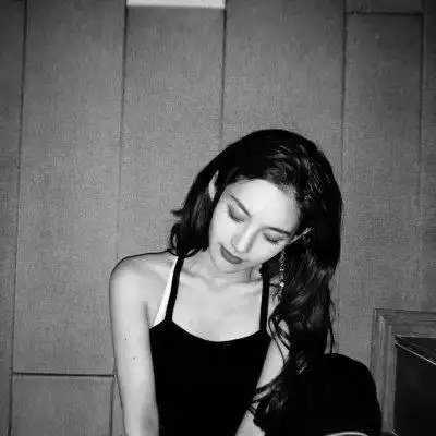 微信头像慵懒偏冷淡风 高清偏丧的慵懒风颓废女生头像图片