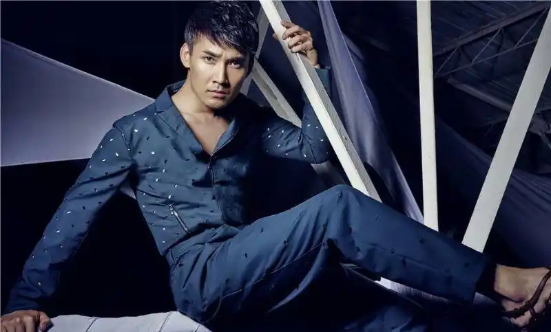 肌肉男:张铎时尚大片写真表情严肃睿智成熟-小虾米